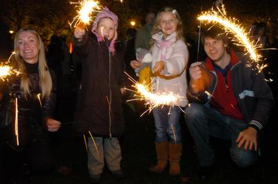 Fireworks in Battersea Park. L-R Oxana Davidynk, her daughter Dash, Megan Hughes & her dad Oliver Hughes. Photo ID WA28962.