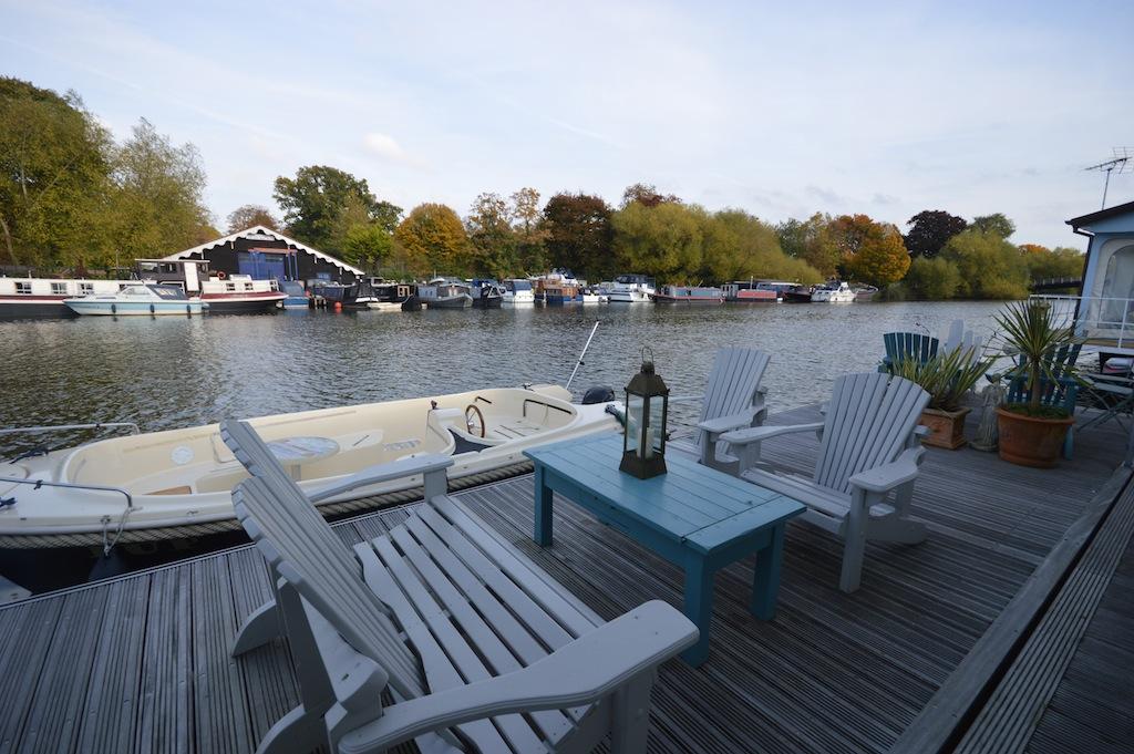 Wake up on this houseboat on Taggs Island at Hampton and you're a short walk to Hampton Court Palace